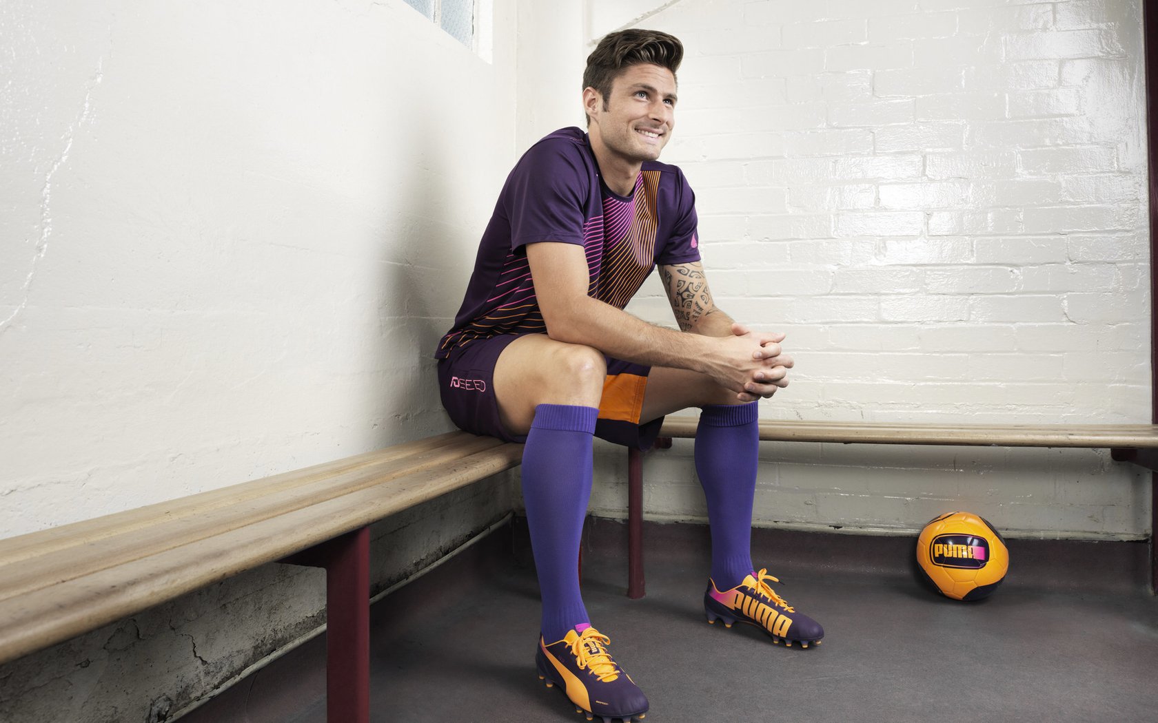 开云体育官网下载安装-AC米兰客场大胜罗马，伊布拉希莫维梅开二度，ac米兰与伊布续约至2021年