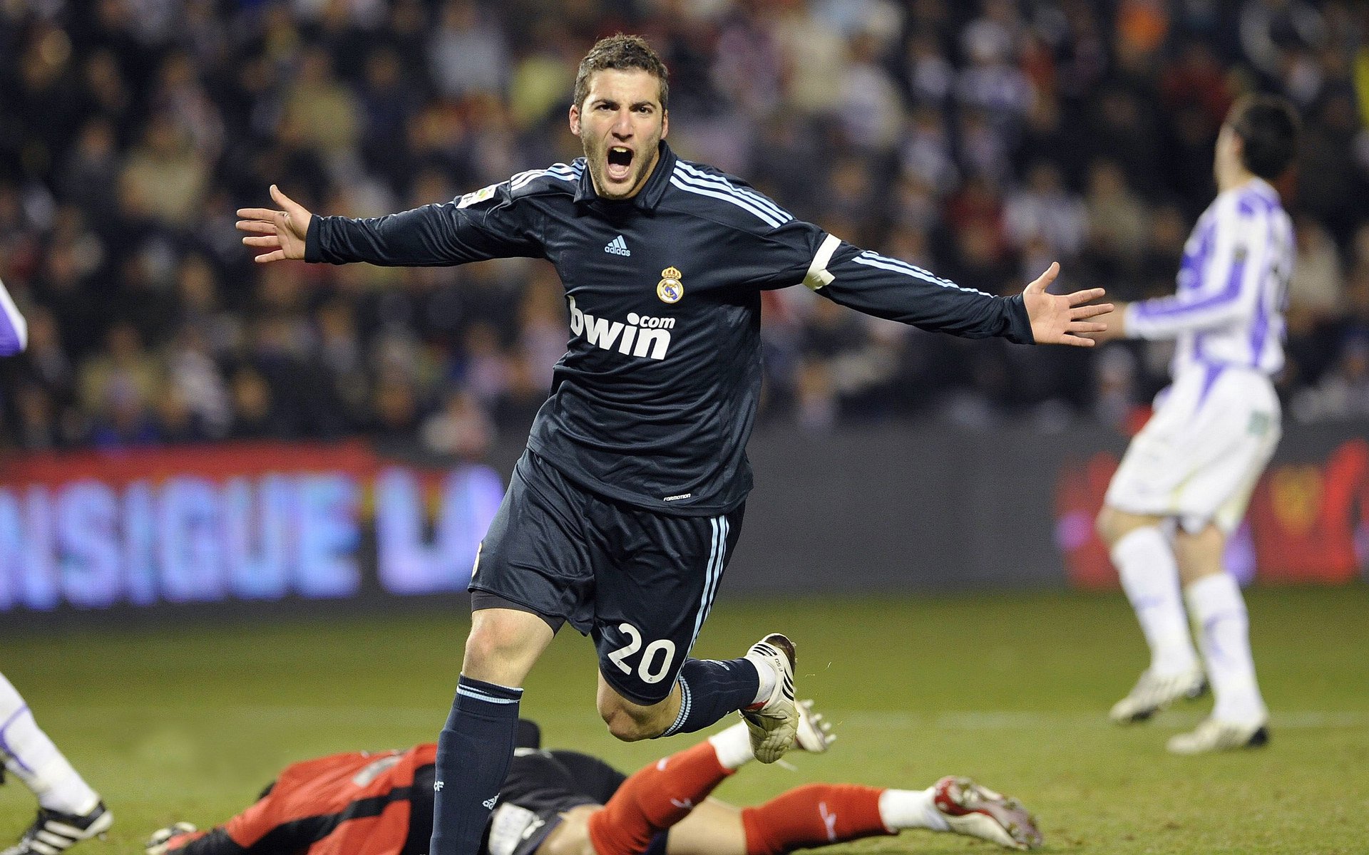 尤文图斯主场大胜曼城，却仍止步八强！，尤文图斯对曼联视频