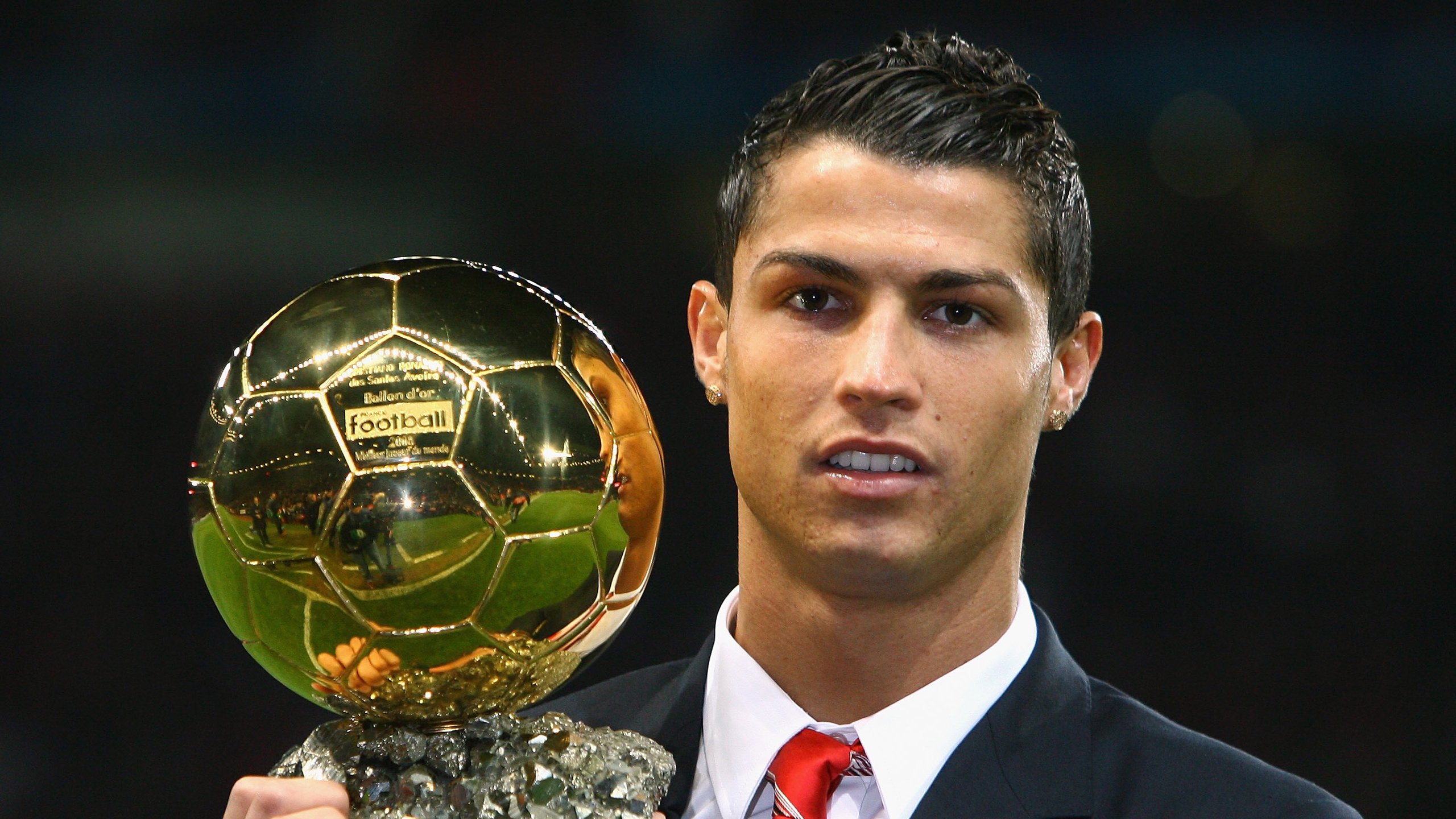 比赛中出现的争执事件引起了裁判的干预，比赛中出现严重受伤事故,裁判员应该